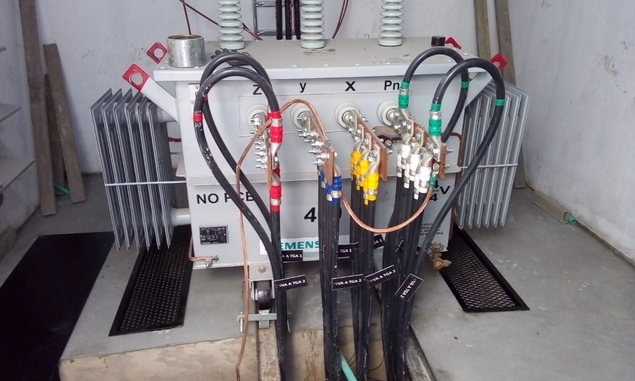 Área de trabajo especializada en ingeniería eléctrica