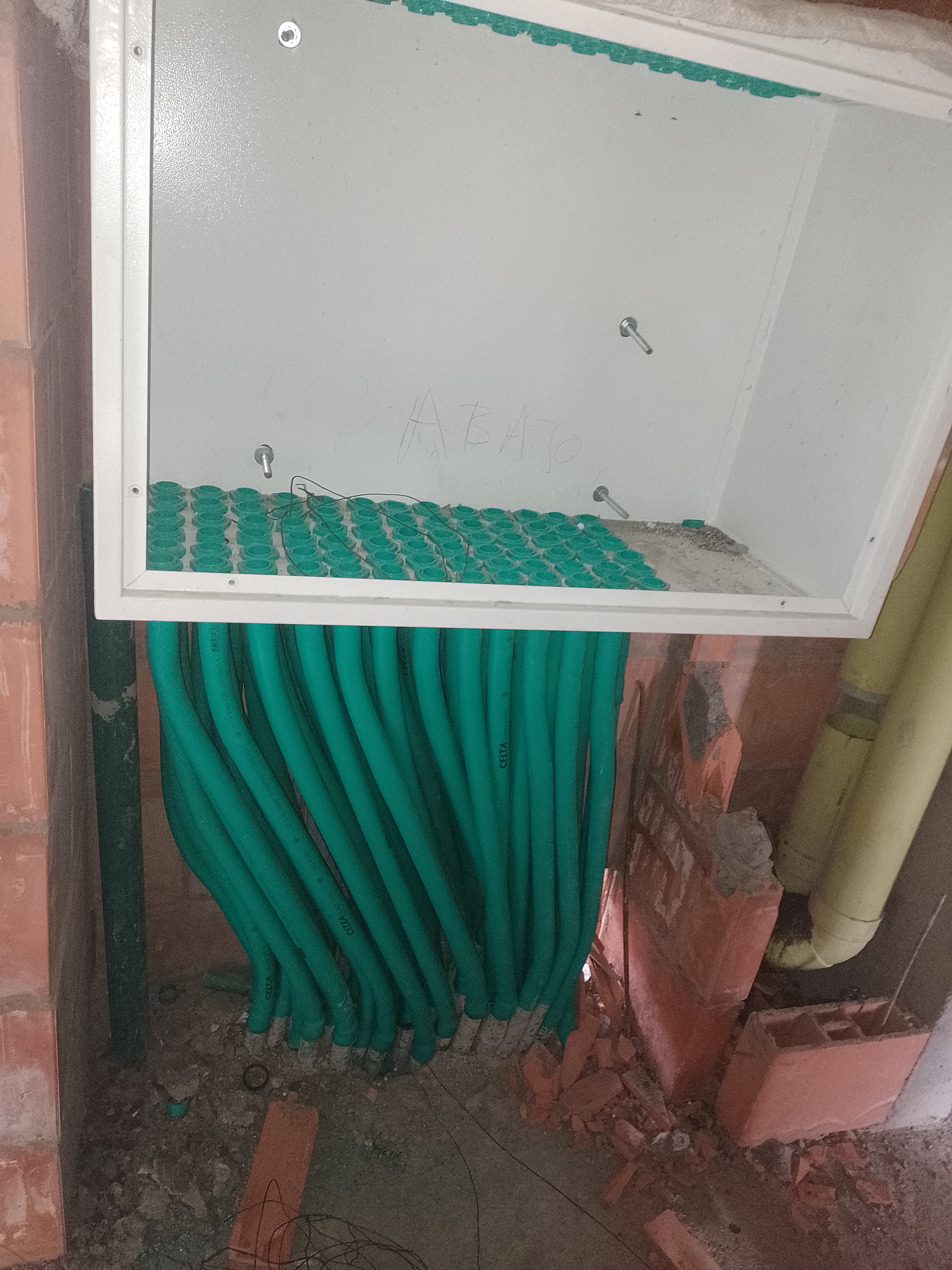 Gabinetes eléctricos organizados según normativa colombiana